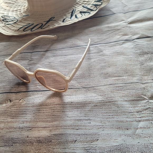 Last 1❗️Retro Tan & Brown Sunglasses ✨️ - Picture 10 of 13